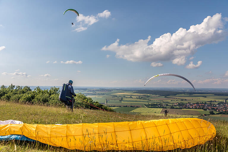 Auf der Osterwiese tummeln sich an schönen Tagen viele Gleitschirmflieger.&nbsp; Durch seine Höhe und die exponierte Lage bietet der Hesselberg nahezu ideale Bedingungen für den Luftsport.