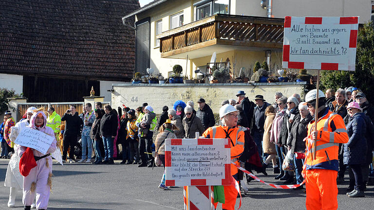 Bei sonnigen Wetter und milden Temperaturen schlängelte sich gemütlich der Faschingszug mit seinen 13 Gruppen durch Laudenbach.