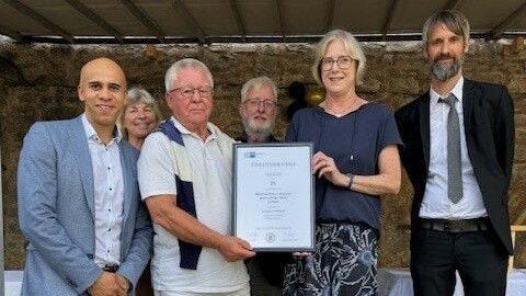 Johannes Röder überreichte die Ehrenurkunde an die Robert-Kümmert-Akademie (von links): Johannes Röder (IHK Würzburg-Schweinfurt), Frau Blenk, Herr Hestermann, Prof. Dr. Döll, Frau Schwierczek und Schulleiter Andreas Ullherr.