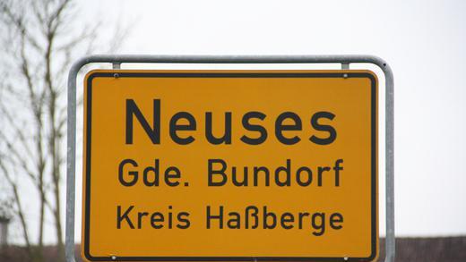 Das Ortsschild von Neuses