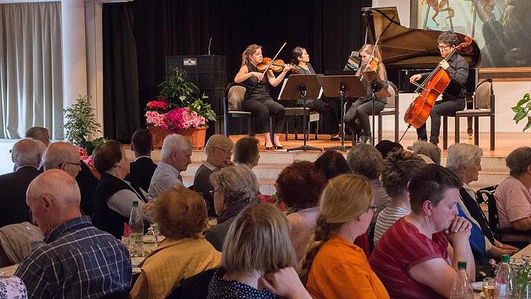 Der Seniorenbeirat der Stadt Haßfurt, die Stadt Haßfurt, der gemeinnützige Verein &bdquo;Yehudi Menuhin Live Music Now Franken&ldquo; und das Alma-Quartett boten den Besuchern des &bdquo;Konzerts für Senioren&ldquo; in der Stadthalle in Haßfurt einen herausragenden Genuss.