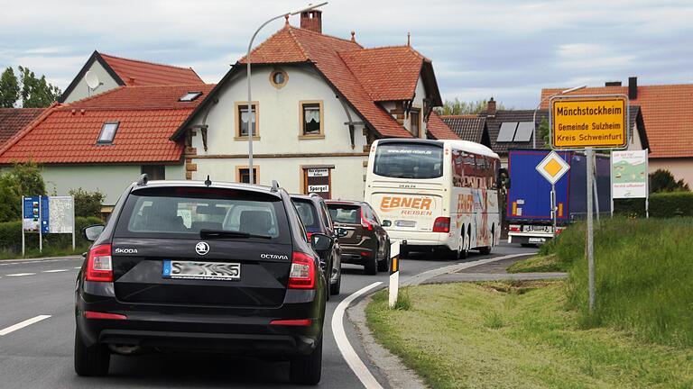 Teilweise zwängen sich ganze Fahrzeugkolonnen durch die Ortsdurchfahrt von Mönchstockheim. Abhilfe soll eine Ortsumgehung schaffen. Deren Bau ist nun durch eine Klage von Anliegern der Raiffeisenstraße ins Stocken geraten. Sie richtet sich gegen die geplante Trassenführung.&nbsp; &nbsp;