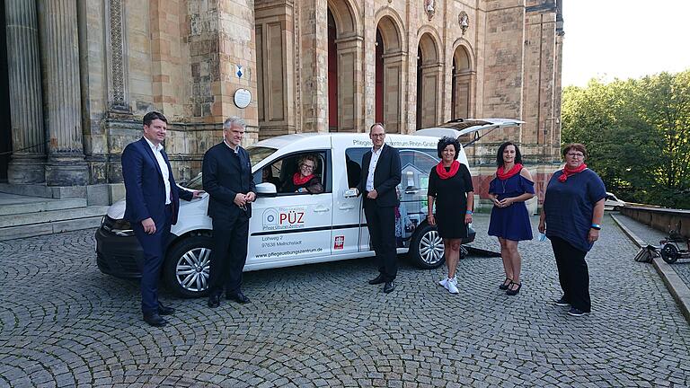 Vor dem Maximilianeum in München wurde das neue 'PÜZ-Mobil' präsentiert.