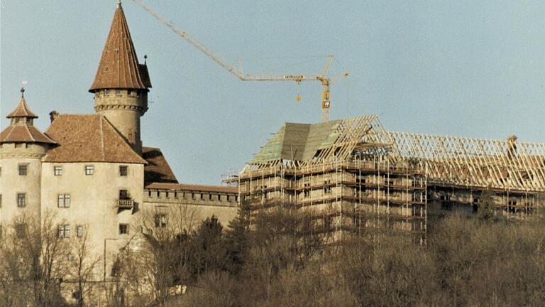 Kurz nach dem Fall der Mauer konnte auf der Heldburg Richtfest gefeiert werden. Der Französische Bau war gerettet.