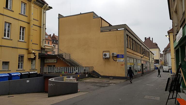 Blick in die Oberthürstraße: Links die Rückseite des 'Wüstefeldhauses', davor die Einfahrt zur Tiefgarage.