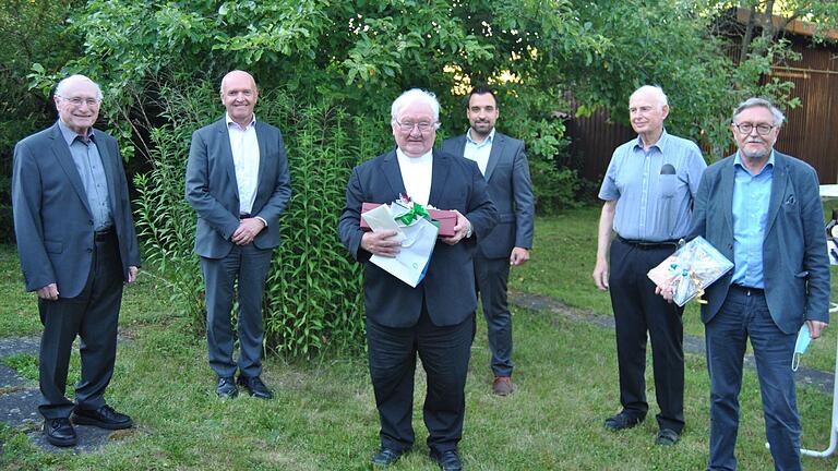 Im Jahr 2020 feierte Pfarrer Hans Beetz coronabedingt in kleinerem Rahmen seinen 70. Geburtstag. Kirchliche und politische Vertreter gratulierten ihm. Im Jahr 2020 feierte Pfarrer Hans Beetz coronabedingt in kleinerem Rahmen seinen 70. Geburtstag. Kirchliche und politische Vertreter gratulierten ihm.