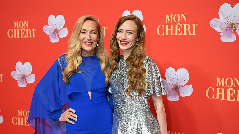 Mon-Cheri-Barbaratag - Jerry Hall und Elizabeth Jagger freuen sich aufs gemeinsame Weihnachtsfest. Mon-Cheri-Barbaratag - Jerry Hall und Elizabeth Jagger freuen sich aufs gemeinsame Weihnachtsfest.