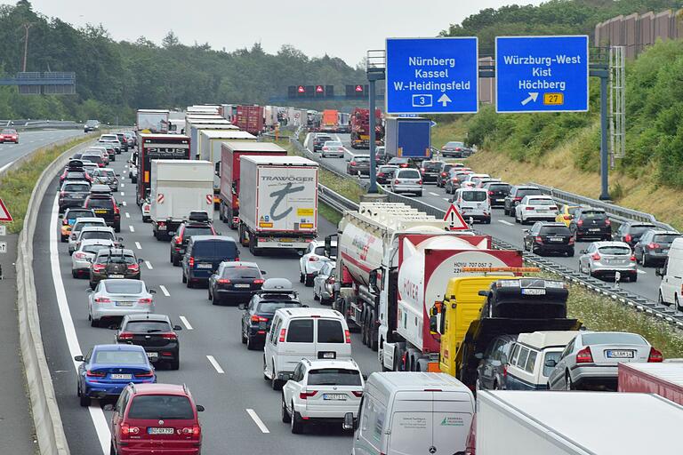 Stau auf der A3 bei Würzburg: Eine der am stärksten befahrenen Autobahnen in Deutschland verläuft durch das Gebiet des stark erweiterten Wasserschutzgebiets, das die Trinkwasserversorgung Würzburg GmbH plant. Stau auf der A3 bei Würzburg: Eine der am stärksten befahrenen Autobahnen in Deutschland verläuft durch das Gebiet des stark erweiterten Wasserschutzgebiets, das die Trinkwasserversorgung Würzburg GmbH plant.