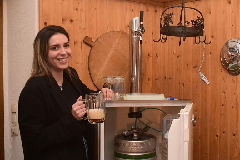 Eine kleine Bierzapfanlage gibt es auch im umgebauten Kühlschrank. Eine kleine Bierzapfanlage gibt es auch im umgebauten Kühlschrank.