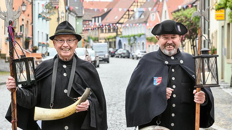 Bereit fürs Europäische Nachtwächter- und Türmerzunftreffen: Hermann Schloßnagel (li.) und Martin Assel beim Rundgang durch Prichsenstadt. Bereit fürs Europäische Nachtwächter- und Türmerzunftreffen: Hermann Schloßnagel (li.) und Martin Assel beim Rundgang durch Prichsenstadt.