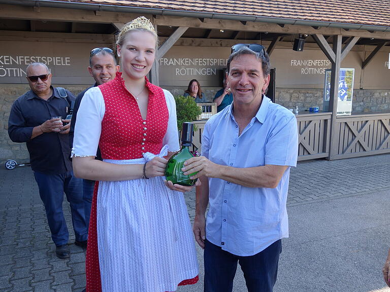 Stippvisite in Röttingen: Weinprinzessin Anne Leschert-Fug überreichte Landrat Niv Viezel einen Bocksbeutel aus dem Röttinger Museumsweinberg.