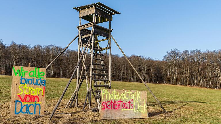 Auf der Rodungsinsel am Bischborner Hof soll eine Freifeld-Fotovoltaikanlage entstehen, wofür die Gemeinde Neuhütten die Herausnahme einer 6,25 Hektar großen Fläche aus dem Landschaftsschutzgebiet »Spessart« beantragte. Mittlerweile machen auch zahlreiche kritische Banner auf das Vorhaben aufmerksam.