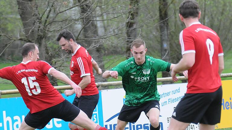 Elias Seufert von der SG Waldberg/Stangenroth (in grün) nimmt es hier gleich mit mehreren Bad Brückenauern auf und ergattert mit seinem Team zumindest einen Punkt beim 1:1-Unentschieden.       -  Elias Seufert von der SG Waldberg/Stangenroth (in grün) nimmt es hier gleich mit mehreren Bad Brückenauern auf und ergattert mit seinem Team zumindest einen Punkt beim 1:1-Unentschieden.