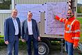 Die Bürgermeister Jürgen Götz (links, Veitshöchheim) und Michael Röhm (Mitte, Thüngersheim) lassen sich von Bauleiter Jan Voll über das Projekt informieren.