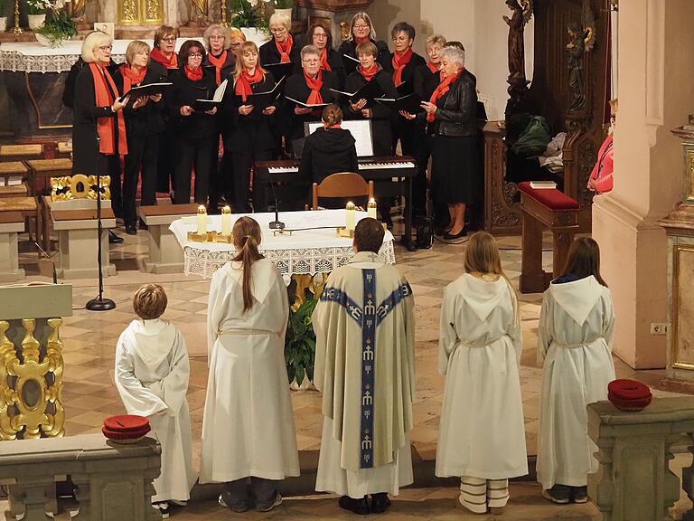 Auch aus dem Kirchenleben nicht wegzudenken: Der Chor gestaltete den Festgottesdienst mit. Auch aus dem Kirchenleben nicht wegzudenken: Der Chor gestaltete den Festgottesdienst mit.