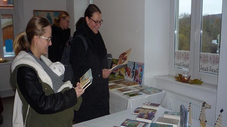 Besucherinnen der Buchausstellung