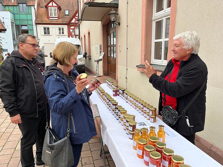 Der Feierabendmarkt hat einige interessante Stände mit lokal hergestellten Köstlichkeiten zu bieten. Der Feierabendmarkt hat einige interessante Stände mit lokal hergestellten Köstlichkeiten zu bieten.