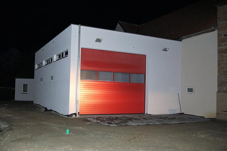 Der Rohbau des neuen Feuerwehrhauses der Mönchstockheimer Wehr ist fertig. Am 14. März 2020 soll es feierlich eingeweiht werden. Bis dahin werden noch die Innenarbeiten erledigt. Der Rohbau des neuen Feuerwehrhauses der Mönchstockheimer Wehr ist fertig. Am 14. März 2020 soll es feierlich eingeweiht werden. Bis dahin werden noch die Innenarbeiten erledigt.