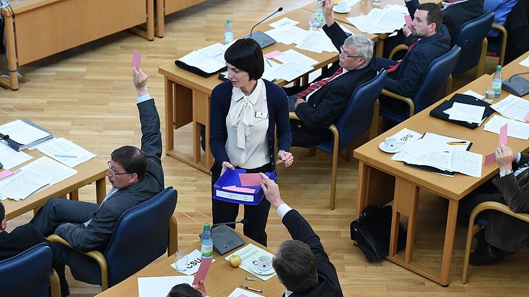 Eine neue 'bunte Mehrheit' hat sich für den Kreistag zusammengefunden. Sie tritt erstmals in Erscheinung, wenn in der ersten Sitzung am 14. Mai die Stellvertreter von Landrat Florian Töpper (SPD) gewählt werden. Im Bild ein Wahlgang bei der konstituierenden Sitzung des Schweinfurter Kreistags 2014. Eine neue 'bunte Mehrheit' hat sich für den Kreistag zusammengefunden. Sie tritt erstmals in Erscheinung, wenn in der ersten Sitzung am 14. Mai die Stellvertreter von Landrat Florian Töpper (SPD) gewählt werden. Im Bild ein Wahlgang bei der konstituierenden Sitzung des Schweinfurter Kreistags 2014.