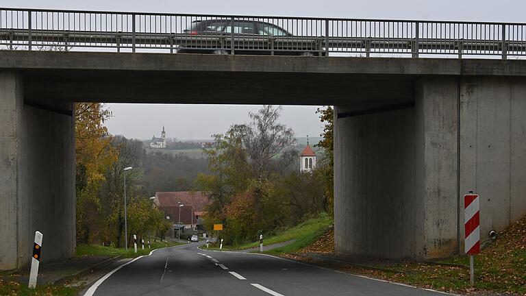 Die Brücke an der Abzweigung von der WÜ 46 nach Acholshausen soll im kommenden Jahr instandgesetzt werden. Die Brücke an der Abzweigung von der WÜ 46 nach Acholshausen soll im kommenden Jahr instandgesetzt werden.