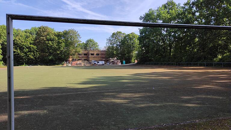 Der Kunstrasenplatz am Gottesberg mit nebenliegendem Spielplatz und Vereinsheim des SC 1900. Hier könnten bis zu sechs neue Punkthäuser entstehen.