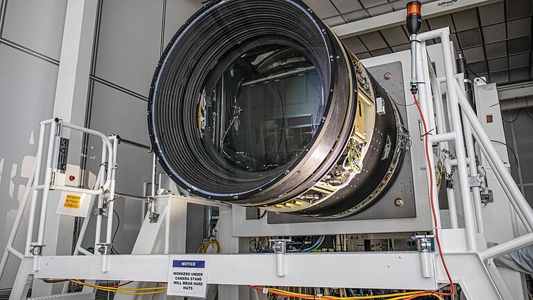 Größte Digitalkamera der Welt - Was eine Größe! Diese Digitalkamera ist so groß wie ein Kleinwagen. Größte Digitalkamera der Welt - Was eine Größe! Diese Digitalkamera ist so groß wie ein Kleinwagen.