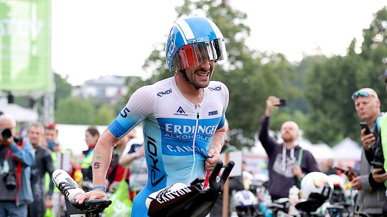 Triathlon: Challenge Roth 2024       -  Eine Rippenverletzung vom Schwimmen zwingt Triathlon-Star Patrick Lange zur bitteren frühen Aufgabe in Roth.