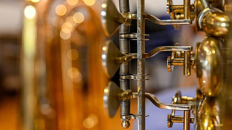 Wer möchte für die Gerolzhöfer Stadtkapelle musizieren? Das Bild zeigt Drücker, mit denen eine Tuba gespielt wird.