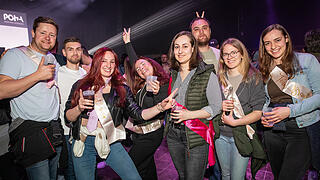 Viele Feierlustige besuchen am Samstag 19.04.25 die 90er vs 2000er Party in der Posthalle in Würzburg.