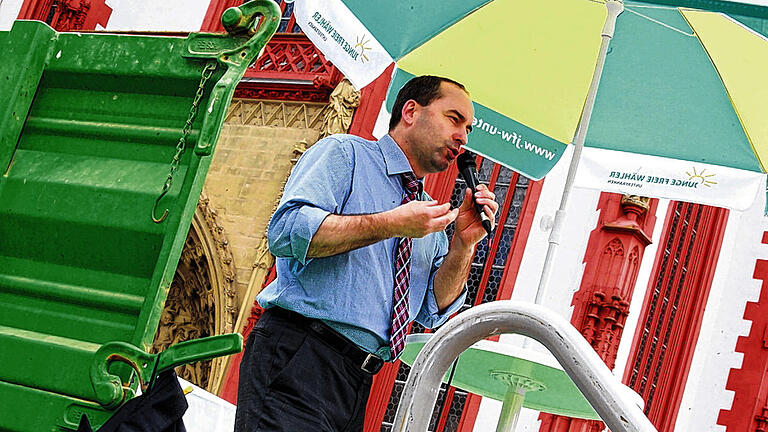 Hemdsärmelig: FW-Chef Hubert Aiwanger auf großer Bühne in Würzburg.