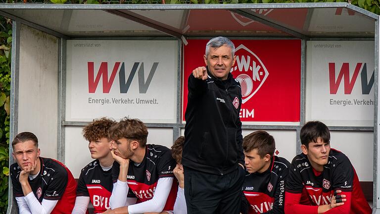 Gibt nur noch in dieser Saison Anweisungen auf der Bank der U-19-Junioren des FC Würzburger Kickers: Trainer Claudiu Bozesan (vorne) Gibt nur noch in dieser Saison Anweisungen auf der Bank der U-19-Junioren des FC Würzburger Kickers: Trainer Claudiu Bozesan (vorne)