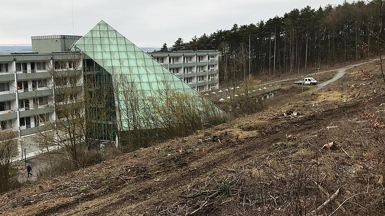 Umfangreiche Rodungsarbeiten gehen den Erweiterungsbauten der Saaletalklinik voraus. Auch eine neue Zugangsstraße muss gebaut werden.