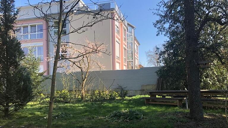 Hier in diesem Privatgarten hätte das Konzert für die Bewohner des benachbarten Pflegestifts in Gerolzhofen stattfinden sollen. Hier in diesem Privatgarten hätte das Konzert für die Bewohner des benachbarten Pflegestifts in Gerolzhofen stattfinden sollen.
