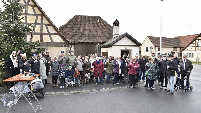 Gemeinsam wurde am Neujahrsmorgen nach dem von Diakonin Sabine Dresel gehaltenen Gottesdienst auf das neue Jahr angestoßen