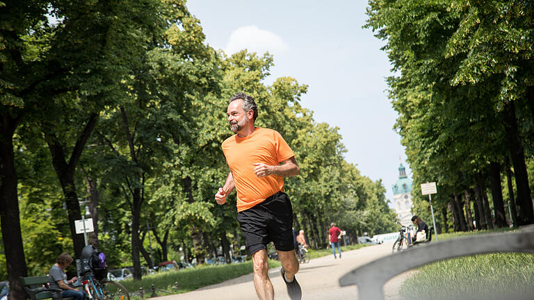 Antrieb des Körpers: Warum ein guter Stoffwechsel jung hält.jpeg       -  Joggen im Park und Bewegung allgemein kurbeln den Stoffwechsel an.