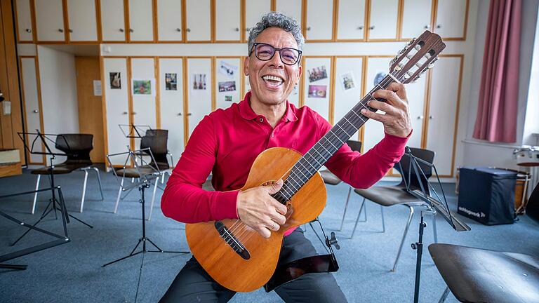 José Antonio Zambrano ist ein Glücksfall für die Musikschule Schweinfurt. Der gebürtige Venezolaner unterrichtet seit 1996 die Fächer Mandoline, Violine, Gitarre und Musikalische Früherziehung. Mit seiner Erfahrung und seinem südamerikanischen Temperament motiviert er seine Schülerinnen und Schüler.&nbsp;