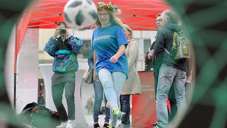 In Aktion: Die Schwedin Jenny Koch legt sich beim Torwandschießen ins Zeug. Foto: Daniel Peter