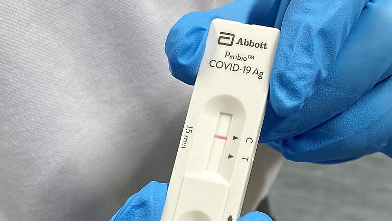Nach einem Nasenabstrich und einer bis zu 30-minütigen Wartezeit wird auf den Antigen-Schnelltest-Trägern das Ergebnis mithilfe unterschiedlicher Linien angezeigt. Dieses Ergebnis zeigt: Es liegt aktuell keine Infektion mit COVID-19 vor. Nach einem Nasenabstrich und einer bis zu 30-minütigen Wartezeit wird auf den Antigen-Schnelltest-Trägern das Ergebnis mithilfe unterschiedlicher Linien angezeigt. Dieses Ergebnis zeigt: Es liegt aktuell keine Infektion mit COVID-19 vor.