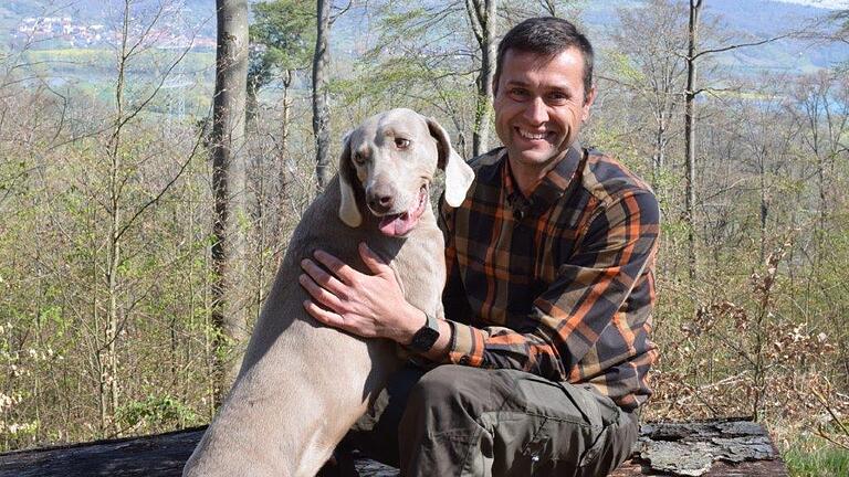 Christian Bartsch aus Bundorf (hier mit seiner Weimaraner-Hündin Alpha) ist Stadtförster von Eltmann und wurde zum Förster des Jahres 2021 gewählt.