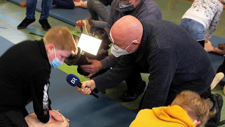 ZIemlich schnell muss Niklas Veenendahl auf die Puppe drücken, damit die Erste Hilfe auch Erfolg hat. Ob er während der Anstrengung noch Zeit hatte, die Fragen des BR-Reporters zu beantworten?       -  ZIemlich schnell muss Niklas Veenendahl auf die Puppe drücken, damit die Erste Hilfe auch Erfolg hat. Ob er während der Anstrengung noch Zeit hatte, die Fragen des BR-Reporters zu beantworten?