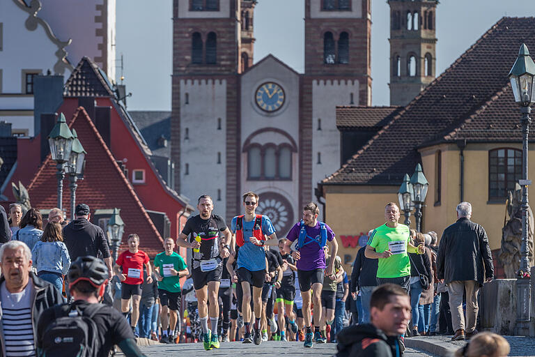 Kurz nach dem Start: Teilnehmer des Würzburger Gedächtnislaufs auf der Alten Mainbrücke.&nbsp;