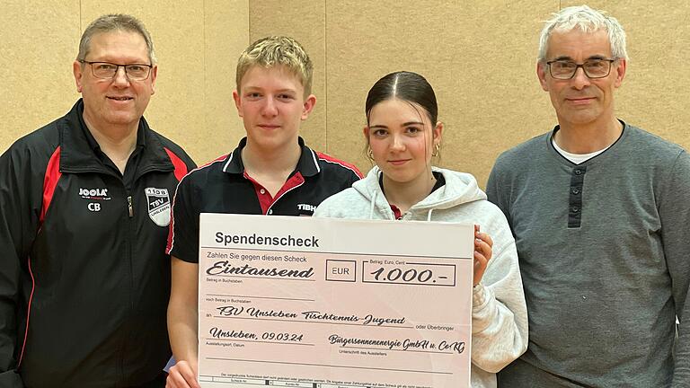 Viel Freude herrschte bei der Übergabe des Spendenschecks: (von links) Vereinsvorsitzender Claus Bögelein, die Jugendspieler Max und Emma Ungerecht sowie der Vertreter der Bürgersonnenenergie Oberstreu GmbH, Winfried Christ