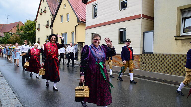 Ein farbenprächtiger Festzug schlängelte sich zur Kirchweih durch Euerbach. Den vielen Besuchern wurden am Zimmermannsplatz die traditionellen fränkischen Rundtänze geboten.