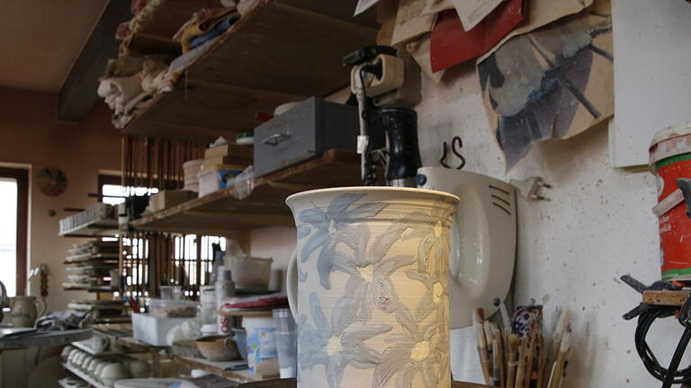 So sieht die Tasse vor der Glasur und dem Brennen aus.       -  So sieht die Tasse vor der Glasur und dem Brennen aus.