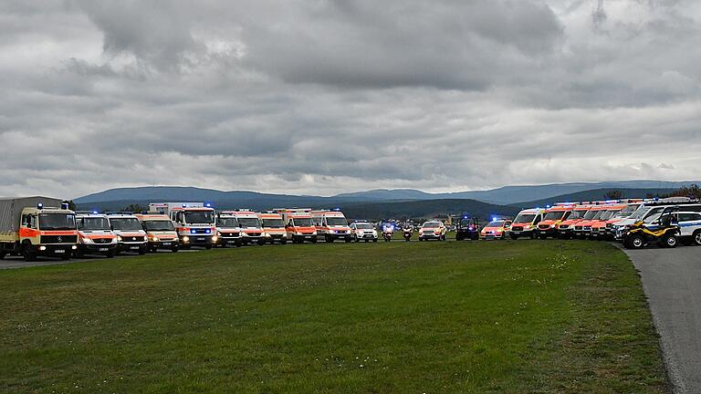 Bei der BRK-Fotosession für Blaulichtfahrzeuge auf dem Gelände des Aero-Clubs Bad Neustadt präsentierten sich die Fahrzeuge des BRK-Kreisverbandes Rhön-Grabfeld. Bei der BRK-Fotosession für Blaulichtfahrzeuge auf dem Gelände des Aero-Clubs Bad Neustadt präsentierten sich die Fahrzeuge des BRK-Kreisverbandes Rhön-Grabfeld.