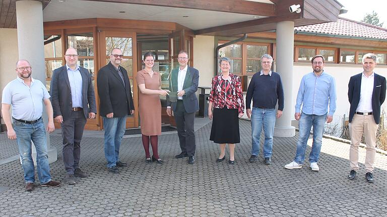 Übergabe mit Symbolcharakter vor der Mitgliederversammlung der Streutalallianz: Die Sparkasse Bad Neustadt stellte in der Aktion 'Pflanz- und Wachstumswochen' insgesamt 50 Wildobstbäume der Streutalallianz zur Verfügung. Einen dieser Bäume hat nun Wolfgang Sauer (Bildmitte), Filialleiter der Sparkasse in Mellrichstadt, an Allianzmanagerin Gertraud Kokula (Vierte von links) überreicht.  Zur Freude natürlich des Allianzvorsitzenden Martin Link (Dritter von links) und der anwesenden Streutal-Bürgermeister bzw. deren Stellvertreter.