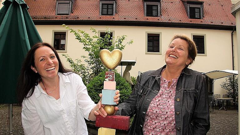 Zwischen Tanja Kraev und ihrer Vorgängerin stimmt die Chemie. Beide gehen ihren Job im Mehrgenerationenhaus Kitzingen mit viel Herz an. FOTO Diana Fuchs