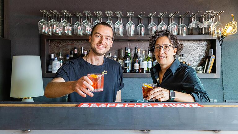 Negronis in allen Variationen sind die Sommerdrinks in der Bar und im Restaurant 'Plou i fa sol' am Würzburger Mainufer. Im Bild: Barchef Aleksey Baravik mit Restaurantleiterin Christina Ausserlechner. Negronis in allen Variationen sind die Sommerdrinks in der Bar und im Restaurant 'Plou i fa sol' am Würzburger Mainufer. Im Bild: Barchef Aleksey Baravik mit Restaurantleiterin Christina Ausserlechner.