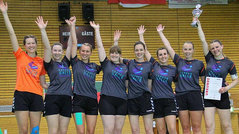 Siegerjubel: Der VfL Niederwerrn gewinnt als erstes bayerisches Team den Korbball-Bundespokal mit (von links) Amelie Worcester, Elisa Hartmann, Selina Müller, Nicole Geyer, Sonja Ponischil, Julia Bauer, Lisa Hammer und Spielführerin Chiara Nicklaus.