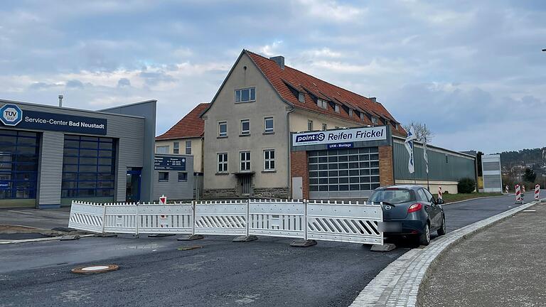 Noch ist der Bereich abgesperrt, doch voraussichtlich ab Mitte April sollen Verkehrsteilnehmer direkt vom Alten Molkereiweg auf die Staatsstraße fahren können.